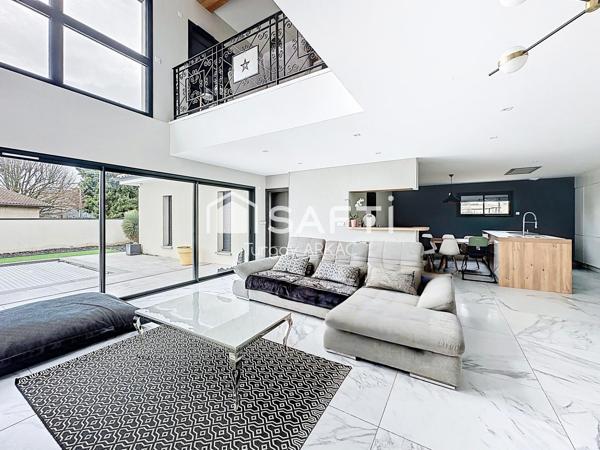 Une maison contemporaine d’exception où chaque espace s’ouvre sur l’extérieur et la lumière