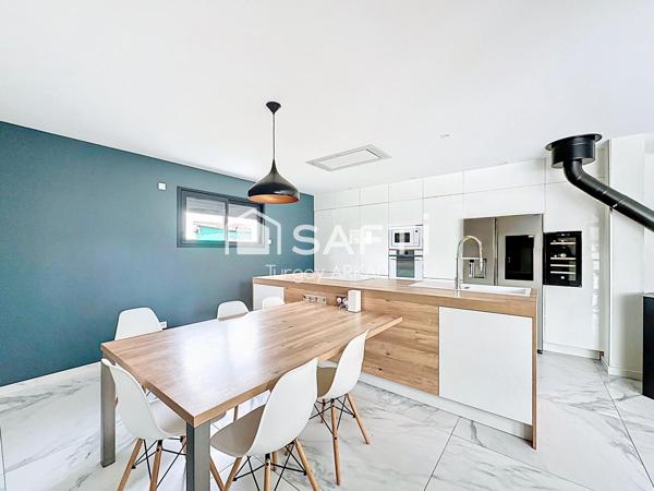 Une maison contemporaine d’exception où chaque espace s’ouvre sur l’extérieur et la lumière