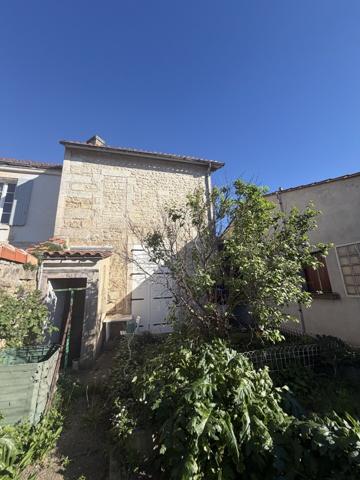 Maison en pierre avec garage et terrain à proximité de la bussate