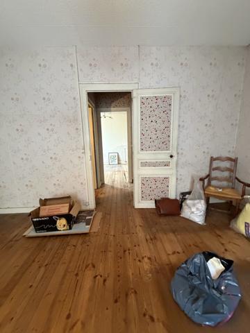 Maison en pierre avec garage et terrain à proximité de la bussate