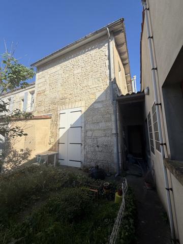 Maison en pierre avec garage et terrain à proximité de la bussate