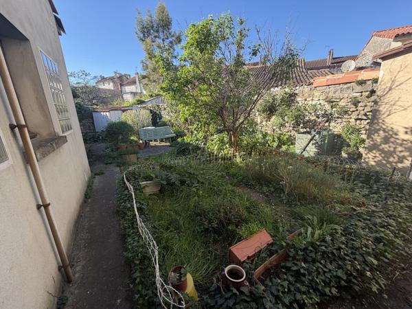 Maison en pierre avec garage et terrain à proximité de la bussate