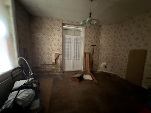 Maison en pierre avec garage et terrain à proximité de la bussate