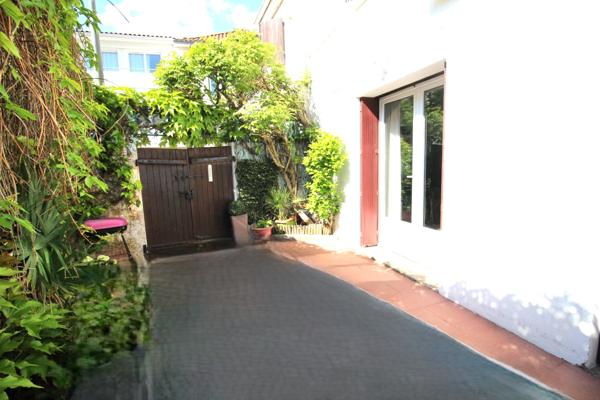 Maison en centre ville avec terrasse et courette