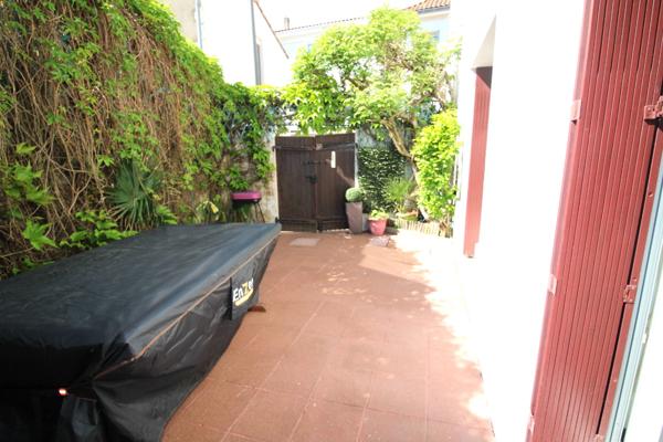 Maison en centre ville avec terrasse et courette