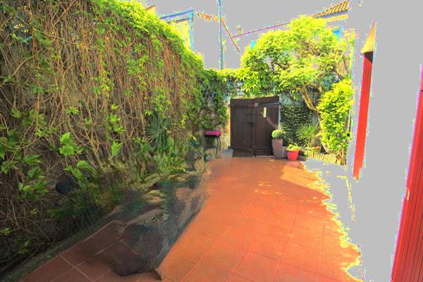 Maison en centre ville avec terrasse et courette