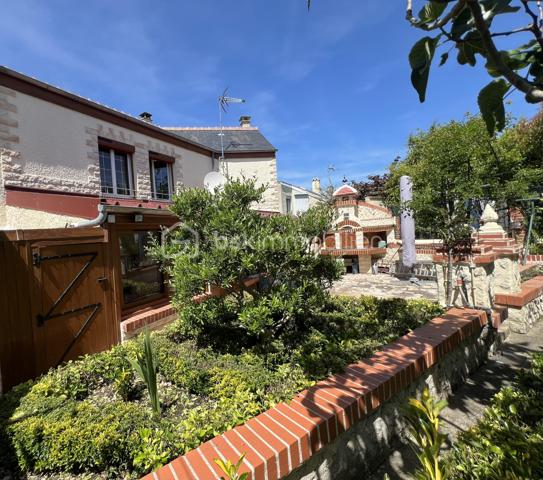 Située sur la commune recherchée de La Chapelle-Saint-Mesmin, cette maison mitoyenne uniquement par le garage offre une surface habitable d’environ 113 m² sur une parcelle de 213 m².
Vous bénéficierez d’un extérieur agréable ainsi que de travaux récents avec un ravalement de façade et des huisseries récents, apportant confort et tranquillité.
Au rez-de-chaussée, l’entrée dessert une pièce de vie chaleureuse ainsi qu’une cuisine aménagée. Par le garage, vous accédez à un agréable espace véranda, véritable pièce supplémentaire ouverte sur le jardin. Cet espace permet également l’accès à la cave.
Toujours au rez-de-chaussée, vous trouverez des toilettes indépendantes.
À l’étage, un palier dessert :
* trois chambres,
* une mezzanine pouvant servir d’espace bureau ou petit salon,
* une salle d’eau,
* ainsi qu’une salle de bain.
Maison idéale pour une famille recherchant un environnement calme tout en restant proche des commodités et des accès rapides vers Orléans.

Taxe foncière: 1950€