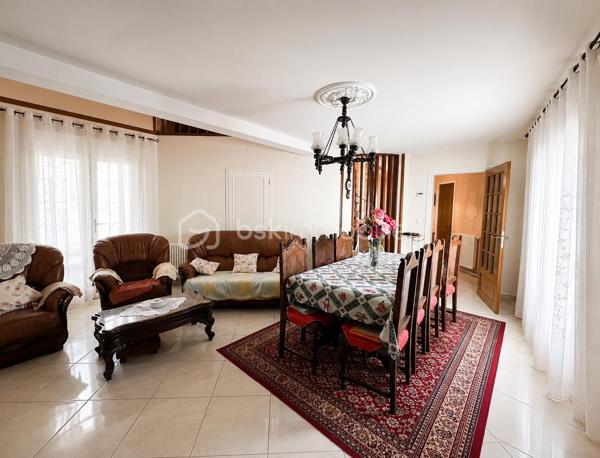 Située sur la commune recherchée de La Chapelle-Saint-Mesmin, cette maison mitoyenne uniquement par le garage offre une surface habitable d’environ 113 m² sur une parcelle de 213 m².
Vous bénéficierez d’un extérieur agréable ainsi que de travaux récents avec un ravalement de façade et des huisseries récents, apportant confort et tranquillité.
Au rez-de-chaussée, l’entrée dessert une pièce de vie chaleureuse ainsi qu’une cuisine aménagée. Par le garage, vous accédez à un agréable espace véranda, véritable pièce supplémentaire ouverte sur le jardin. Cet espace permet également l’accès à la cave.
Toujours au rez-de-chaussée, vous trouverez des toilettes indépendantes.
À l’étage, un palier dessert :
* trois chambres,
* une mezzanine pouvant servir d’espace bureau ou petit salon,
* une salle d’eau,
* ainsi qu’une salle de bain.
Maison idéale pour une famille recherchant un environnement calme tout en restant proche des commodités et des accès rapides vers Orléans.

Taxe foncière: 1950€