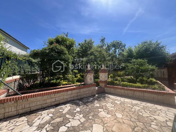 Située sur la commune recherchée de La Chapelle-Saint-Mesmin, cette maison mitoyenne uniquement par le garage offre une surface habitable d’environ 113 m² sur une parcelle de 213 m².
Vous bénéficierez d’un extérieur agréable ainsi que de travaux récents avec un ravalement de façade et des huisseries récents, apportant confort et tranquillité.
Au rez-de-chaussée, l’entrée dessert une pièce de vie chaleureuse ainsi qu’une cuisine aménagée. Par le garage, vous accédez à un agréable espace véranda, véritable pièce supplémentaire ouverte sur le jardin. Cet espace permet également l’accès à la cave.
Toujours au rez-de-chaussée, vous trouverez des toilettes indépendantes.
À l’étage, un palier dessert :
* trois chambres,
* une mezzanine pouvant servir d’espace bureau ou petit salon,
* une salle d’eau,
* ainsi qu’une salle de bain.
Maison idéale pour une famille recherchant un environnement calme tout en restant proche des commodités et des accès rapides vers Orléans.

Taxe foncière: 1950€