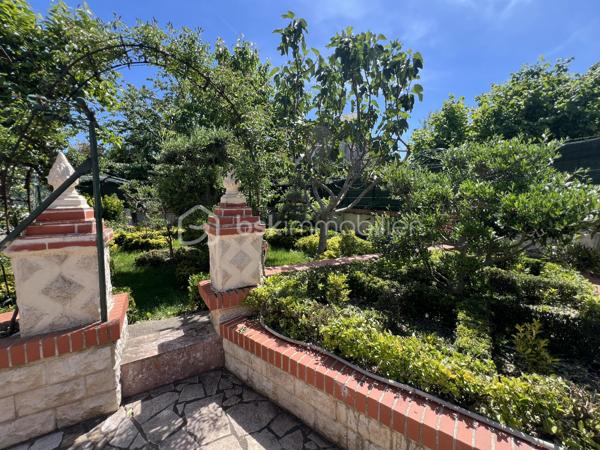 Située sur la commune recherchée de La Chapelle-Saint-Mesmin, cette maison mitoyenne uniquement par le garage offre une surface habitable d’environ 113 m² sur une parcelle de 213 m².
Vous bénéficierez d’un extérieur agréable ainsi que de travaux récents avec un ravalement de façade et des huisseries récents, apportant confort et tranquillité.
Au rez-de-chaussée, l’entrée dessert une pièce de vie chaleureuse ainsi qu’une cuisine aménagée. Par le garage, vous accédez à un agréable espace véranda, véritable pièce supplémentaire ouverte sur le jardin. Cet espace permet également l’accès à la cave.
Toujours au rez-de-chaussée, vous trouverez des toilettes indépendantes.
À l’étage, un palier dessert :
* trois chambres,
* une mezzanine pouvant servir d’espace bureau ou petit salon,
* une salle d’eau,
* ainsi qu’une salle de bain.
Maison idéale pour une famille recherchant un environnement calme tout en restant proche des commodités et des accès rapides vers Orléans.

Taxe foncière: 1950€