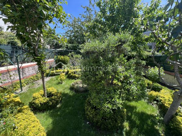 Située sur la commune recherchée de La Chapelle-Saint-Mesmin, cette maison mitoyenne uniquement par le garage offre une surface habitable d’environ 113 m² sur une parcelle de 213 m².
Vous bénéficierez d’un extérieur agréable ainsi que de travaux récents avec un ravalement de façade et des huisseries récents, apportant confort et tranquillité.
Au rez-de-chaussée, l’entrée dessert une pièce de vie chaleureuse ainsi qu’une cuisine aménagée. Par le garage, vous accédez à un agréable espace véranda, véritable pièce supplémentaire ouverte sur le jardin. Cet espace permet également l’accès à la cave.
Toujours au rez-de-chaussée, vous trouverez des toilettes indépendantes.
À l’étage, un palier dessert :
* trois chambres,
* une mezzanine pouvant servir d’espace bureau ou petit salon,
* une salle d’eau,
* ainsi qu’une salle de bain.
Maison idéale pour une famille recherchant un environnement calme tout en restant proche des commodités et des accès rapides vers Orléans.

Taxe foncière: 1950€