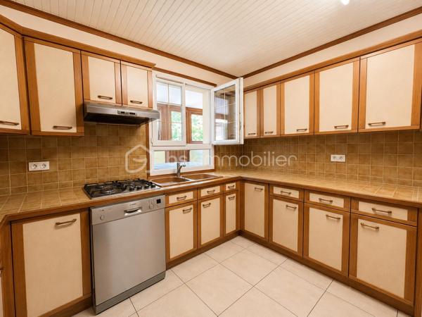 Située sur la commune recherchée de La Chapelle-Saint-Mesmin, cette maison mitoyenne uniquement par le garage offre une surface habitable d’environ 113 m² sur une parcelle de 213 m².
Vous bénéficierez d’un extérieur agréable ainsi que de travaux récents avec un ravalement de façade et des huisseries récents, apportant confort et tranquillité.
Au rez-de-chaussée, l’entrée dessert une pièce de vie chaleureuse ainsi qu’une cuisine aménagée. Par le garage, vous accédez à un agréable espace véranda, véritable pièce supplémentaire ouverte sur le jardin. Cet espace permet également l’accès à la cave.
Toujours au rez-de-chaussée, vous trouverez des toilettes indépendantes.
À l’étage, un palier dessert :
* trois chambres,
* une mezzanine pouvant servir d’espace bureau ou petit salon,
* une salle d’eau,
* ainsi qu’une salle de bain.
Maison idéale pour une famille recherchant un environnement calme tout en restant proche des commodités et des accès rapides vers Orléans.

Taxe foncière: 1950€