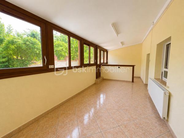 Située sur la commune recherchée de La Chapelle-Saint-Mesmin, cette maison mitoyenne uniquement par le garage offre une surface habitable d’environ 113 m² sur une parcelle de 213 m².
Vous bénéficierez d’un extérieur agréable ainsi que de travaux récents avec un ravalement de façade et des huisseries récents, apportant confort et tranquillité.
Au rez-de-chaussée, l’entrée dessert une pièce de vie chaleureuse ainsi qu’une cuisine aménagée. Par le garage, vous accédez à un agréable espace véranda, véritable pièce supplémentaire ouverte sur le jardin. Cet espace permet également l’accès à la cave.
Toujours au rez-de-chaussée, vous trouverez des toilettes indépendantes.
À l’étage, un palier dessert :
* trois chambres,
* une mezzanine pouvant servir d’espace bureau ou petit salon,
* une salle d’eau,
* ainsi qu’une salle de bain.
Maison idéale pour une famille recherchant un environnement calme tout en restant proche des commodités et des accès rapides vers Orléans.

Taxe foncière: 1950€