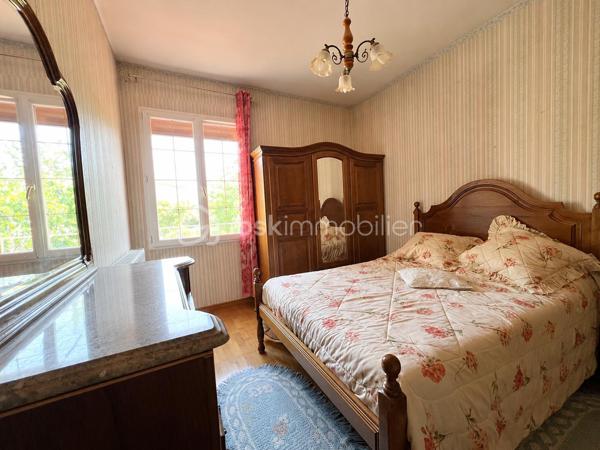 Située sur la commune recherchée de La Chapelle-Saint-Mesmin, cette maison mitoyenne uniquement par le garage offre une surface habitable d’environ 113 m² sur une parcelle de 213 m².
Vous bénéficierez d’un extérieur agréable ainsi que de travaux récents avec un ravalement de façade et des huisseries récents, apportant confort et tranquillité.
Au rez-de-chaussée, l’entrée dessert une pièce de vie chaleureuse ainsi qu’une cuisine aménagée. Par le garage, vous accédez à un agréable espace véranda, véritable pièce supplémentaire ouverte sur le jardin. Cet espace permet également l’accès à la cave.
Toujours au rez-de-chaussée, vous trouverez des toilettes indépendantes.
À l’étage, un palier dessert :
* trois chambres,
* une mezzanine pouvant servir d’espace bureau ou petit salon,
* une salle d’eau,
* ainsi qu’une salle de bain.
Maison idéale pour une famille recherchant un environnement calme tout en restant proche des commodités et des accès rapides vers Orléans.

Taxe foncière: 1950€