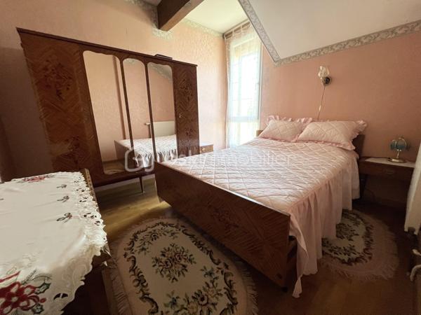Située sur la commune recherchée de La Chapelle-Saint-Mesmin, cette maison mitoyenne uniquement par le garage offre une surface habitable d’environ 113 m² sur une parcelle de 213 m².
Vous bénéficierez d’un extérieur agréable ainsi que de travaux récents avec un ravalement de façade et des huisseries récents, apportant confort et tranquillité.
Au rez-de-chaussée, l’entrée dessert une pièce de vie chaleureuse ainsi qu’une cuisine aménagée. Par le garage, vous accédez à un agréable espace véranda, véritable pièce supplémentaire ouverte sur le jardin. Cet espace permet également l’accès à la cave.
Toujours au rez-de-chaussée, vous trouverez des toilettes indépendantes.
À l’étage, un palier dessert :
* trois chambres,
* une mezzanine pouvant servir d’espace bureau ou petit salon,
* une salle d’eau,
* ainsi qu’une salle de bain.
Maison idéale pour une famille recherchant un environnement calme tout en restant proche des commodités et des accès rapides vers Orléans.

Taxe foncière: 1950€
