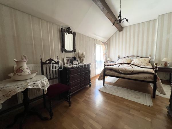 Située sur la commune recherchée de La Chapelle-Saint-Mesmin, cette maison mitoyenne uniquement par le garage offre une surface habitable d’environ 113 m² sur une parcelle de 213 m².
Vous bénéficierez d’un extérieur agréable ainsi que de travaux récents avec un ravalement de façade et des huisseries récents, apportant confort et tranquillité.
Au rez-de-chaussée, l’entrée dessert une pièce de vie chaleureuse ainsi qu’une cuisine aménagée. Par le garage, vous accédez à un agréable espace véranda, véritable pièce supplémentaire ouverte sur le jardin. Cet espace permet également l’accès à la cave.
Toujours au rez-de-chaussée, vous trouverez des toilettes indépendantes.
À l’étage, un palier dessert :
* trois chambres,
* une mezzanine pouvant servir d’espace bureau ou petit salon,
* une salle d’eau,
* ainsi qu’une salle de bain.
Maison idéale pour une famille recherchant un environnement calme tout en restant proche des commodités et des accès rapides vers Orléans.

Taxe foncière: 1950€