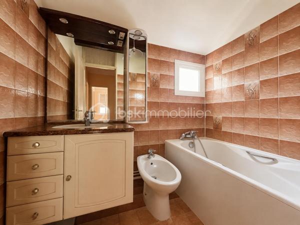 Située sur la commune recherchée de La Chapelle-Saint-Mesmin, cette maison mitoyenne uniquement par le garage offre une surface habitable d’environ 113 m² sur une parcelle de 213 m².
Vous bénéficierez d’un extérieur agréable ainsi que de travaux récents avec un ravalement de façade et des huisseries récents, apportant confort et tranquillité.
Au rez-de-chaussée, l’entrée dessert une pièce de vie chaleureuse ainsi qu’une cuisine aménagée. Par le garage, vous accédez à un agréable espace véranda, véritable pièce supplémentaire ouverte sur le jardin. Cet espace permet également l’accès à la cave.
Toujours au rez-de-chaussée, vous trouverez des toilettes indépendantes.
À l’étage, un palier dessert :
* trois chambres,
* une mezzanine pouvant servir d’espace bureau ou petit salon,
* une salle d’eau,
* ainsi qu’une salle de bain.
Maison idéale pour une famille recherchant un environnement calme tout en restant proche des commodités et des accès rapides vers Orléans.

Taxe foncière: 1950€