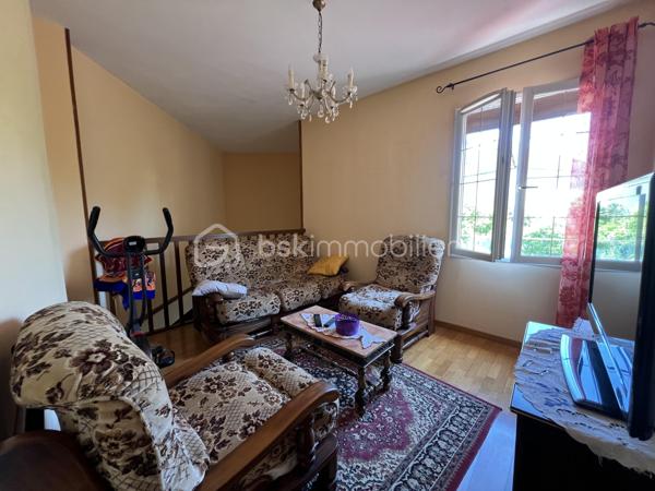 Située sur la commune recherchée de La Chapelle-Saint-Mesmin, cette maison mitoyenne uniquement par le garage offre une surface habitable d’environ 113 m² sur une parcelle de 213 m².
Vous bénéficierez d’un extérieur agréable ainsi que de travaux récents avec un ravalement de façade et des huisseries récents, apportant confort et tranquillité.
Au rez-de-chaussée, l’entrée dessert une pièce de vie chaleureuse ainsi qu’une cuisine aménagée. Par le garage, vous accédez à un agréable espace véranda, véritable pièce supplémentaire ouverte sur le jardin. Cet espace permet également l’accès à la cave.
Toujours au rez-de-chaussée, vous trouverez des toilettes indépendantes.
À l’étage, un palier dessert :
* trois chambres,
* une mezzanine pouvant servir d’espace bureau ou petit salon,
* une salle d’eau,
* ainsi qu’une salle de bain.
Maison idéale pour une famille recherchant un environnement calme tout en restant proche des commodités et des accès rapides vers Orléans.

Taxe foncière: 1950€
