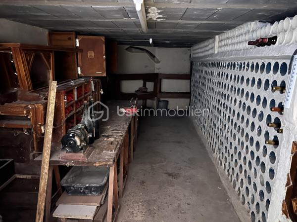 Située sur la commune recherchée de La Chapelle-Saint-Mesmin, cette maison mitoyenne uniquement par le garage offre une surface habitable d’environ 113 m² sur une parcelle de 213 m².
Vous bénéficierez d’un extérieur agréable ainsi que de travaux récents avec un ravalement de façade et des huisseries récents, apportant confort et tranquillité.
Au rez-de-chaussée, l’entrée dessert une pièce de vie chaleureuse ainsi qu’une cuisine aménagée. Par le garage, vous accédez à un agréable espace véranda, véritable pièce supplémentaire ouverte sur le jardin. Cet espace permet également l’accès à la cave.
Toujours au rez-de-chaussée, vous trouverez des toilettes indépendantes.
À l’étage, un palier dessert :
* trois chambres,
* une mezzanine pouvant servir d’espace bureau ou petit salon,
* une salle d’eau,
* ainsi qu’une salle de bain.
Maison idéale pour une famille recherchant un environnement calme tout en restant proche des commodités et des accès rapides vers Orléans.

Taxe foncière: 1950€