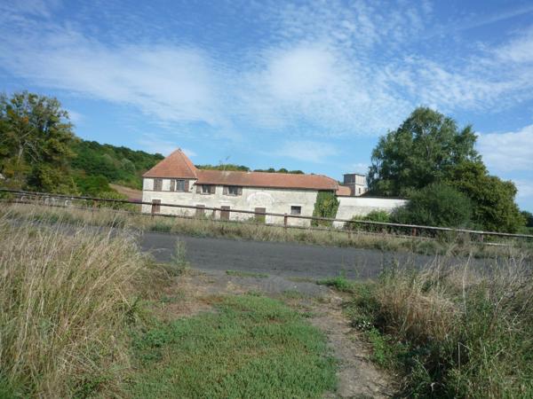 Dpt Aisne (02), à vendre COUCY LE CHATEAU AUFFRIQUE superbe corps de ferme sur 17 hectares