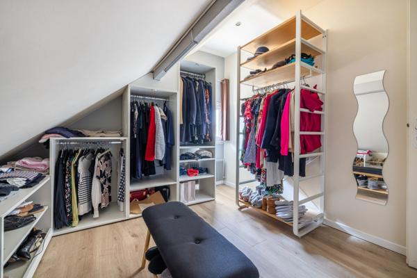 A vendre maison Sainte Genevieve des Bois (91700) véritable coup de cœur dans le Triangle d’Or : une maison individuelle de 153 m² offrant 5 chambres, un garage et une atmosphère chaleureuse