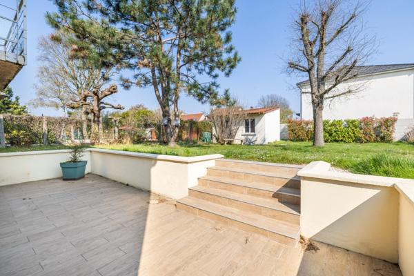 A vendre maison Sainte Genevieve des Bois (91700) véritable coup de cœur dans le Triangle d’Or : une maison individuelle de 153 m² offrant 5 chambres, un garage et une atmosphère chaleureuse