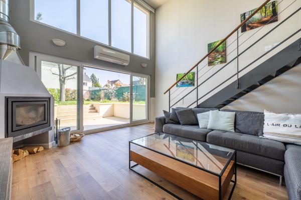 A vendre maison Sainte Genevieve des Bois (91700) véritable coup de cœur dans le Triangle d’Or : une maison individuelle de 153 m² offrant 5 chambres, un garage et une atmosphère chaleureuse