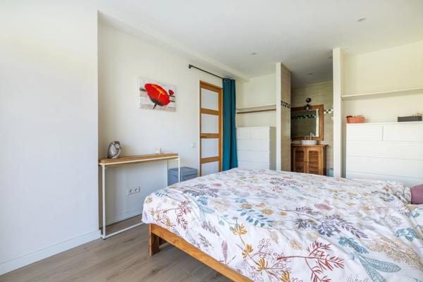 A vendre maison Sainte Genevieve des Bois (91700) véritable coup de cœur dans le Triangle d’Or : une maison individuelle de 153 m² offrant 5 chambres, un garage et une atmosphère chaleureuse