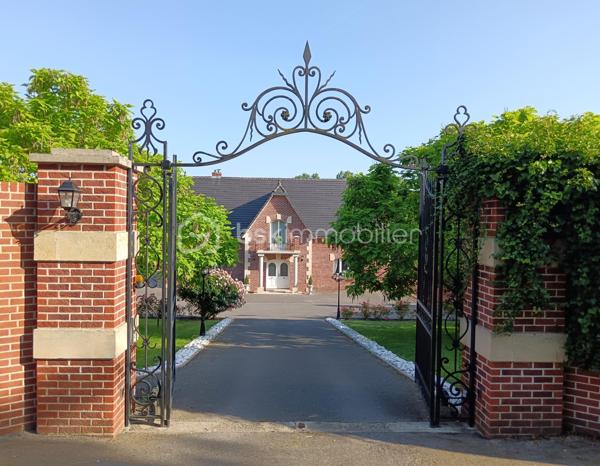 Derrière son élégant portail en fer forgé, cette magnifique propriété de caractère vous offre un cadre de vie privilégié au cœur d'un terrain arboré de 8 539 m².

Édifiée avec de beaux matériaux, dont les pierres de Saint-Maximin, cette demeure d'environ 280 m² habitables séduit par ses volumes généreux, sa luminosité et la qualité de ses prestations.

Au rez-de-chaussée, vous découvrirez une vaste entrée, une cuisine chaleureuse agrémentée d'une superbe cheminée, deux salons, une chambre avec dressing, une grande salle de bains équipée d'une baignoire et d'une douche ainsi qu'un WC indépendant.

L'étage dessert quatre chambres, un WC indépendant ainsi qu'une pièce complémentaire disposant déjà des arrivées d'eau, offrant différentes possibilités d'aménagement.

Le sous-sol complet accueille un double garage, dont un emplacement adapté à un camping-car, un atelier, une cave à vin et de nombreux espaces de rangement. La propriété bénéficie également d'une centrale d'aspiration intégrée pour un confort quotidien appréciable.

À l'extérieur, les aménagements soignés, les arbres fruitiers, le hangar indépendant et les espaces de promenade autour de la propriété contribuent au charme unique des lieux. Les amoureux des animaux apprécieront également la niche réalisée dans les mêmes matériaux que la maison, reprenant les pierres de Saint-Maximin, les briques et la toiture de la demeure.

Une propriété rare où chaque détail a été pensé avec soin, idéale pour une famille à la recherche d'espace, de confort et d'un environnement exceptionnel. Grâce à ses volumes, sa configuration et son environnement privilégié, elle pourra également convenir à un projet de chambres d'hôtes ou d'accueil touristique.

Vous souhaitez découvrir tout le potentiel de cette propriété d'exception ?
Je me tiens à votre disposition pour tout renseignement complémentaire et l'organisation d'une visite.
Laurie Vasseur - 06 63 67 02 00