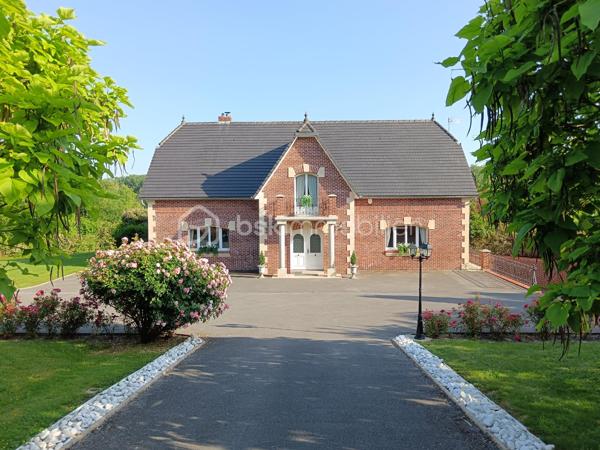 Derrière son élégant portail en fer forgé, cette magnifique propriété de caractère vous offre un cadre de vie privilégié au cœur d'un terrain arboré de 8 539 m².

Édifiée avec de beaux matériaux, dont les pierres de Saint-Maximin, cette demeure d'environ 280 m² habitables séduit par ses volumes généreux, sa luminosité et la qualité de ses prestations.

Au rez-de-chaussée, vous découvrirez une vaste entrée, une cuisine chaleureuse agrémentée d'une superbe cheminée, deux salons, une chambre avec dressing, une grande salle de bains équipée d'une baignoire et d'une douche ainsi qu'un WC indépendant.

L'étage dessert quatre chambres, un WC indépendant ainsi qu'une pièce complémentaire disposant déjà des arrivées d'eau, offrant différentes possibilités d'aménagement.

Le sous-sol complet accueille un double garage, dont un emplacement adapté à un camping-car, un atelier, une cave à vin et de nombreux espaces de rangement. La propriété bénéficie également d'une centrale d'aspiration intégrée pour un confort quotidien appréciable.

À l'extérieur, les aménagements soignés, les arbres fruitiers, le hangar indépendant et les espaces de promenade autour de la propriété contribuent au charme unique des lieux. Les amoureux des animaux apprécieront également la niche réalisée dans les mêmes matériaux que la maison, reprenant les pierres de Saint-Maximin, les briques et la toiture de la demeure.

Une propriété rare où chaque détail a été pensé avec soin, idéale pour une famille à la recherche d'espace, de confort et d'un environnement exceptionnel. Grâce à ses volumes, sa configuration et son environnement privilégié, elle pourra également convenir à un projet de chambres d'hôtes ou d'accueil touristique.

Vous souhaitez découvrir tout le potentiel de cette propriété d'exception ?
Je me tiens à votre disposition pour tout renseignement complémentaire et l'organisation d'une visite.
Laurie Vasseur - 06 63 67 02 00
