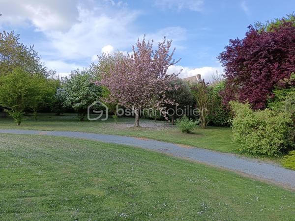 Derrière son élégant portail en fer forgé, cette magnifique propriété de caractère vous offre un cadre de vie privilégié au cœur d'un terrain arboré de 8 539 m².

Édifiée avec de beaux matériaux, dont les pierres de Saint-Maximin, cette demeure d'environ 280 m² habitables séduit par ses volumes généreux, sa luminosité et la qualité de ses prestations.

Au rez-de-chaussée, vous découvrirez une vaste entrée, une cuisine chaleureuse agrémentée d'une superbe cheminée, deux salons, une chambre avec dressing, une grande salle de bains équipée d'une baignoire et d'une douche ainsi qu'un WC indépendant.

L'étage dessert quatre chambres, un WC indépendant ainsi qu'une pièce complémentaire disposant déjà des arrivées d'eau, offrant différentes possibilités d'aménagement.

Le sous-sol complet accueille un double garage, dont un emplacement adapté à un camping-car, un atelier, une cave à vin et de nombreux espaces de rangement. La propriété bénéficie également d'une centrale d'aspiration intégrée pour un confort quotidien appréciable.

À l'extérieur, les aménagements soignés, les arbres fruitiers, le hangar indépendant et les espaces de promenade autour de la propriété contribuent au charme unique des lieux. Les amoureux des animaux apprécieront également la niche réalisée dans les mêmes matériaux que la maison, reprenant les pierres de Saint-Maximin, les briques et la toiture de la demeure.

Une propriété rare où chaque détail a été pensé avec soin, idéale pour une famille à la recherche d'espace, de confort et d'un environnement exceptionnel. Grâce à ses volumes, sa configuration et son environnement privilégié, elle pourra également convenir à un projet de chambres d'hôtes ou d'accueil touristique.

Vous souhaitez découvrir tout le potentiel de cette propriété d'exception ?
Je me tiens à votre disposition pour tout renseignement complémentaire et l'organisation d'une visite.
Laurie Vasseur - 06 63 67 02 00