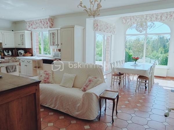 Derrière son élégant portail en fer forgé, cette magnifique propriété de caractère vous offre un cadre de vie privilégié au cœur d'un terrain arboré de 8 539 m².

Édifiée avec de beaux matériaux, dont les pierres de Saint-Maximin, cette demeure d'environ 280 m² habitables séduit par ses volumes généreux, sa luminosité et la qualité de ses prestations.

Au rez-de-chaussée, vous découvrirez une vaste entrée, une cuisine chaleureuse agrémentée d'une superbe cheminée, deux salons, une chambre avec dressing, une grande salle de bains équipée d'une baignoire et d'une douche ainsi qu'un WC indépendant.

L'étage dessert quatre chambres, un WC indépendant ainsi qu'une pièce complémentaire disposant déjà des arrivées d'eau, offrant différentes possibilités d'aménagement.

Le sous-sol complet accueille un double garage, dont un emplacement adapté à un camping-car, un atelier, une cave à vin et de nombreux espaces de rangement. La propriété bénéficie également d'une centrale d'aspiration intégrée pour un confort quotidien appréciable.

À l'extérieur, les aménagements soignés, les arbres fruitiers, le hangar indépendant et les espaces de promenade autour de la propriété contribuent au charme unique des lieux. Les amoureux des animaux apprécieront également la niche réalisée dans les mêmes matériaux que la maison, reprenant les pierres de Saint-Maximin, les briques et la toiture de la demeure.

Une propriété rare où chaque détail a été pensé avec soin, idéale pour une famille à la recherche d'espace, de confort et d'un environnement exceptionnel. Grâce à ses volumes, sa configuration et son environnement privilégié, elle pourra également convenir à un projet de chambres d'hôtes ou d'accueil touristique.

Vous souhaitez découvrir tout le potentiel de cette propriété d'exception ?
Je me tiens à votre disposition pour tout renseignement complémentaire et l'organisation d'une visite.
Laurie Vasseur - 06 63 67 02 00