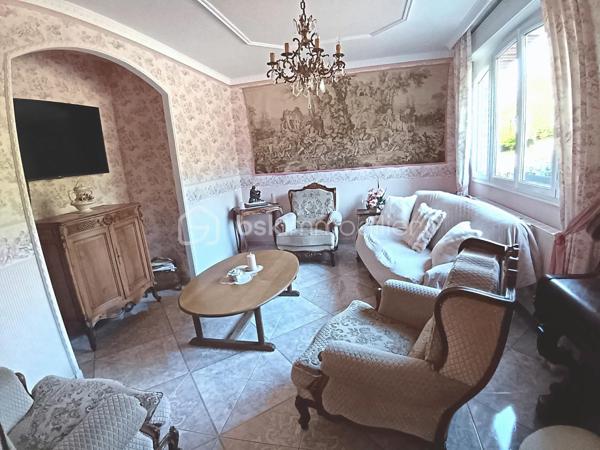 Derrière son élégant portail en fer forgé, cette magnifique propriété de caractère vous offre un cadre de vie privilégié au cœur d'un terrain arboré de 8 539 m².

Édifiée avec de beaux matériaux, dont les pierres de Saint-Maximin, cette demeure d'environ 280 m² habitables séduit par ses volumes généreux, sa luminosité et la qualité de ses prestations.

Au rez-de-chaussée, vous découvrirez une vaste entrée, une cuisine chaleureuse agrémentée d'une superbe cheminée, deux salons, une chambre avec dressing, une grande salle de bains équipée d'une baignoire et d'une douche ainsi qu'un WC indépendant.

L'étage dessert quatre chambres, un WC indépendant ainsi qu'une pièce complémentaire disposant déjà des arrivées d'eau, offrant différentes possibilités d'aménagement.

Le sous-sol complet accueille un double garage, dont un emplacement adapté à un camping-car, un atelier, une cave à vin et de nombreux espaces de rangement. La propriété bénéficie également d'une centrale d'aspiration intégrée pour un confort quotidien appréciable.

À l'extérieur, les aménagements soignés, les arbres fruitiers, le hangar indépendant et les espaces de promenade autour de la propriété contribuent au charme unique des lieux. Les amoureux des animaux apprécieront également la niche réalisée dans les mêmes matériaux que la maison, reprenant les pierres de Saint-Maximin, les briques et la toiture de la demeure.

Une propriété rare où chaque détail a été pensé avec soin, idéale pour une famille à la recherche d'espace, de confort et d'un environnement exceptionnel. Grâce à ses volumes, sa configuration et son environnement privilégié, elle pourra également convenir à un projet de chambres d'hôtes ou d'accueil touristique.

Vous souhaitez découvrir tout le potentiel de cette propriété d'exception ?
Je me tiens à votre disposition pour tout renseignement complémentaire et l'organisation d'une visite.
Laurie Vasseur - 06 63 67 02 00