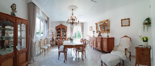 Derrière son élégant portail en fer forgé, cette magnifique propriété de caractère vous offre un cadre de vie privilégié au cœur d'un terrain arboré de 8 539 m².

Édifiée avec de beaux matériaux, dont les pierres de Saint-Maximin, cette demeure d'environ 280 m² habitables séduit par ses volumes généreux, sa luminosité et la qualité de ses prestations.

Au rez-de-chaussée, vous découvrirez une vaste entrée, une cuisine chaleureuse agrémentée d'une superbe cheminée, deux salons, une chambre avec dressing, une grande salle de bains équipée d'une baignoire et d'une douche ainsi qu'un WC indépendant.

L'étage dessert quatre chambres, un WC indépendant ainsi qu'une pièce complémentaire disposant déjà des arrivées d'eau, offrant différentes possibilités d'aménagement.

Le sous-sol complet accueille un double garage, dont un emplacement adapté à un camping-car, un atelier, une cave à vin et de nombreux espaces de rangement. La propriété bénéficie également d'une centrale d'aspiration intégrée pour un confort quotidien appréciable.

À l'extérieur, les aménagements soignés, les arbres fruitiers, le hangar indépendant et les espaces de promenade autour de la propriété contribuent au charme unique des lieux. Les amoureux des animaux apprécieront également la niche réalisée dans les mêmes matériaux que la maison, reprenant les pierres de Saint-Maximin, les briques et la toiture de la demeure.

Une propriété rare où chaque détail a été pensé avec soin, idéale pour une famille à la recherche d'espace, de confort et d'un environnement exceptionnel. Grâce à ses volumes, sa configuration et son environnement privilégié, elle pourra également convenir à un projet de chambres d'hôtes ou d'accueil touristique.

Vous souhaitez découvrir tout le potentiel de cette propriété d'exception ?
Je me tiens à votre disposition pour tout renseignement complémentaire et l'organisation d'une visite.
Laurie Vasseur - 06 63 67 02 00
