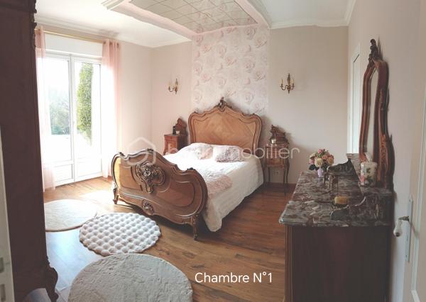 Derrière son élégant portail en fer forgé, cette magnifique propriété de caractère vous offre un cadre de vie privilégié au cœur d'un terrain arboré de 8 539 m².

Édifiée avec de beaux matériaux, dont les pierres de Saint-Maximin, cette demeure d'environ 280 m² habitables séduit par ses volumes généreux, sa luminosité et la qualité de ses prestations.

Au rez-de-chaussée, vous découvrirez une vaste entrée, une cuisine chaleureuse agrémentée d'une superbe cheminée, deux salons, une chambre avec dressing, une grande salle de bains équipée d'une baignoire et d'une douche ainsi qu'un WC indépendant.

L'étage dessert quatre chambres, un WC indépendant ainsi qu'une pièce complémentaire disposant déjà des arrivées d'eau, offrant différentes possibilités d'aménagement.

Le sous-sol complet accueille un double garage, dont un emplacement adapté à un camping-car, un atelier, une cave à vin et de nombreux espaces de rangement. La propriété bénéficie également d'une centrale d'aspiration intégrée pour un confort quotidien appréciable.

À l'extérieur, les aménagements soignés, les arbres fruitiers, le hangar indépendant et les espaces de promenade autour de la propriété contribuent au charme unique des lieux. Les amoureux des animaux apprécieront également la niche réalisée dans les mêmes matériaux que la maison, reprenant les pierres de Saint-Maximin, les briques et la toiture de la demeure.

Une propriété rare où chaque détail a été pensé avec soin, idéale pour une famille à la recherche d'espace, de confort et d'un environnement exceptionnel. Grâce à ses volumes, sa configuration et son environnement privilégié, elle pourra également convenir à un projet de chambres d'hôtes ou d'accueil touristique.

Vous souhaitez découvrir tout le potentiel de cette propriété d'exception ?
Je me tiens à votre disposition pour tout renseignement complémentaire et l'organisation d'une visite.
Laurie Vasseur - 06 63 67 02 00
