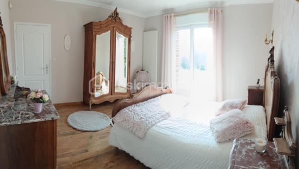 Derrière son élégant portail en fer forgé, cette magnifique propriété de caractère vous offre un cadre de vie privilégié au cœur d'un terrain arboré de 8 539 m².

Édifiée avec de beaux matériaux, dont les pierres de Saint-Maximin, cette demeure d'environ 280 m² habitables séduit par ses volumes généreux, sa luminosité et la qualité de ses prestations.

Au rez-de-chaussée, vous découvrirez une vaste entrée, une cuisine chaleureuse agrémentée d'une superbe cheminée, deux salons, une chambre avec dressing, une grande salle de bains équipée d'une baignoire et d'une douche ainsi qu'un WC indépendant.

L'étage dessert quatre chambres, un WC indépendant ainsi qu'une pièce complémentaire disposant déjà des arrivées d'eau, offrant différentes possibilités d'aménagement.

Le sous-sol complet accueille un double garage, dont un emplacement adapté à un camping-car, un atelier, une cave à vin et de nombreux espaces de rangement. La propriété bénéficie également d'une centrale d'aspiration intégrée pour un confort quotidien appréciable.

À l'extérieur, les aménagements soignés, les arbres fruitiers, le hangar indépendant et les espaces de promenade autour de la propriété contribuent au charme unique des lieux. Les amoureux des animaux apprécieront également la niche réalisée dans les mêmes matériaux que la maison, reprenant les pierres de Saint-Maximin, les briques et la toiture de la demeure.

Une propriété rare où chaque détail a été pensé avec soin, idéale pour une famille à la recherche d'espace, de confort et d'un environnement exceptionnel. Grâce à ses volumes, sa configuration et son environnement privilégié, elle pourra également convenir à un projet de chambres d'hôtes ou d'accueil touristique.

Vous souhaitez découvrir tout le potentiel de cette propriété d'exception ?
Je me tiens à votre disposition pour tout renseignement complémentaire et l'organisation d'une visite.
Laurie Vasseur - 06 63 67 02 00