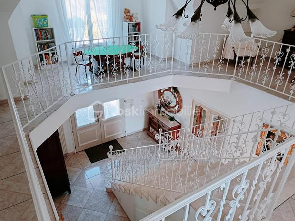 Derrière son élégant portail en fer forgé, cette magnifique propriété de caractère vous offre un cadre de vie privilégié au cœur d'un terrain arboré de 8 539 m².

Édifiée avec de beaux matériaux, dont les pierres de Saint-Maximin, cette demeure d'environ 280 m² habitables séduit par ses volumes généreux, sa luminosité et la qualité de ses prestations.

Au rez-de-chaussée, vous découvrirez une vaste entrée, une cuisine chaleureuse agrémentée d'une superbe cheminée, deux salons, une chambre avec dressing, une grande salle de bains équipée d'une baignoire et d'une douche ainsi qu'un WC indépendant.

L'étage dessert quatre chambres, un WC indépendant ainsi qu'une pièce complémentaire disposant déjà des arrivées d'eau, offrant différentes possibilités d'aménagement.

Le sous-sol complet accueille un double garage, dont un emplacement adapté à un camping-car, un atelier, une cave à vin et de nombreux espaces de rangement. La propriété bénéficie également d'une centrale d'aspiration intégrée pour un confort quotidien appréciable.

À l'extérieur, les aménagements soignés, les arbres fruitiers, le hangar indépendant et les espaces de promenade autour de la propriété contribuent au charme unique des lieux. Les amoureux des animaux apprécieront également la niche réalisée dans les mêmes matériaux que la maison, reprenant les pierres de Saint-Maximin, les briques et la toiture de la demeure.

Une propriété rare où chaque détail a été pensé avec soin, idéale pour une famille à la recherche d'espace, de confort et d'un environnement exceptionnel. Grâce à ses volumes, sa configuration et son environnement privilégié, elle pourra également convenir à un projet de chambres d'hôtes ou d'accueil touristique.

Vous souhaitez découvrir tout le potentiel de cette propriété d'exception ?
Je me tiens à votre disposition pour tout renseignement complémentaire et l'organisation d'une visite.
Laurie Vasseur - 06 63 67 02 00