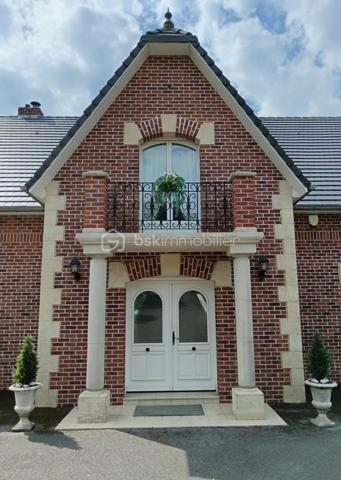 Derrière son élégant portail en fer forgé, cette magnifique propriété de caractère vous offre un cadre de vie privilégié au cœur d'un terrain arboré de 8 539 m².

Édifiée avec de beaux matériaux, dont les pierres de Saint-Maximin, cette demeure d'environ 280 m² habitables séduit par ses volumes généreux, sa luminosité et la qualité de ses prestations.

Au rez-de-chaussée, vous découvrirez une vaste entrée, une cuisine chaleureuse agrémentée d'une superbe cheminée, deux salons, une chambre avec dressing, une grande salle de bains équipée d'une baignoire et d'une douche ainsi qu'un WC indépendant.

L'étage dessert quatre chambres, un WC indépendant ainsi qu'une pièce complémentaire disposant déjà des arrivées d'eau, offrant différentes possibilités d'aménagement.

Le sous-sol complet accueille un double garage, dont un emplacement adapté à un camping-car, un atelier, une cave à vin et de nombreux espaces de rangement. La propriété bénéficie également d'une centrale d'aspiration intégrée pour un confort quotidien appréciable.

À l'extérieur, les aménagements soignés, les arbres fruitiers, le hangar indépendant et les espaces de promenade autour de la propriété contribuent au charme unique des lieux. Les amoureux des animaux apprécieront également la niche réalisée dans les mêmes matériaux que la maison, reprenant les pierres de Saint-Maximin, les briques et la toiture de la demeure.

Une propriété rare où chaque détail a été pensé avec soin, idéale pour une famille à la recherche d'espace, de confort et d'un environnement exceptionnel. Grâce à ses volumes, sa configuration et son environnement privilégié, elle pourra également convenir à un projet de chambres d'hôtes ou d'accueil touristique.

Vous souhaitez découvrir tout le potentiel de cette propriété d'exception ?
Je me tiens à votre disposition pour tout renseignement complémentaire et l'organisation d'une visite.
Laurie Vasseur - 06 63 67 02 00