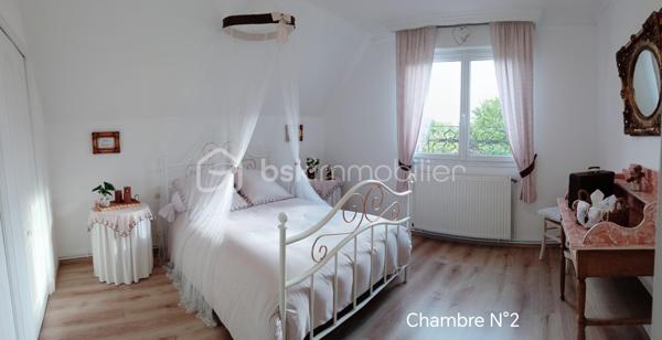 Derrière son élégant portail en fer forgé, cette magnifique propriété de caractère vous offre un cadre de vie privilégié au cœur d'un terrain arboré de 8 539 m².

Édifiée avec de beaux matériaux, dont les pierres de Saint-Maximin, cette demeure d'environ 280 m² habitables séduit par ses volumes généreux, sa luminosité et la qualité de ses prestations.

Au rez-de-chaussée, vous découvrirez une vaste entrée, une cuisine chaleureuse agrémentée d'une superbe cheminée, deux salons, une chambre avec dressing, une grande salle de bains équipée d'une baignoire et d'une douche ainsi qu'un WC indépendant.

L'étage dessert quatre chambres, un WC indépendant ainsi qu'une pièce complémentaire disposant déjà des arrivées d'eau, offrant différentes possibilités d'aménagement.

Le sous-sol complet accueille un double garage, dont un emplacement adapté à un camping-car, un atelier, une cave à vin et de nombreux espaces de rangement. La propriété bénéficie également d'une centrale d'aspiration intégrée pour un confort quotidien appréciable.

À l'extérieur, les aménagements soignés, les arbres fruitiers, le hangar indépendant et les espaces de promenade autour de la propriété contribuent au charme unique des lieux. Les amoureux des animaux apprécieront également la niche réalisée dans les mêmes matériaux que la maison, reprenant les pierres de Saint-Maximin, les briques et la toiture de la demeure.

Une propriété rare où chaque détail a été pensé avec soin, idéale pour une famille à la recherche d'espace, de confort et d'un environnement exceptionnel. Grâce à ses volumes, sa configuration et son environnement privilégié, elle pourra également convenir à un projet de chambres d'hôtes ou d'accueil touristique.

Vous souhaitez découvrir tout le potentiel de cette propriété d'exception ?
Je me tiens à votre disposition pour tout renseignement complémentaire et l'organisation d'une visite.
Laurie Vasseur - 06 63 67 02 00