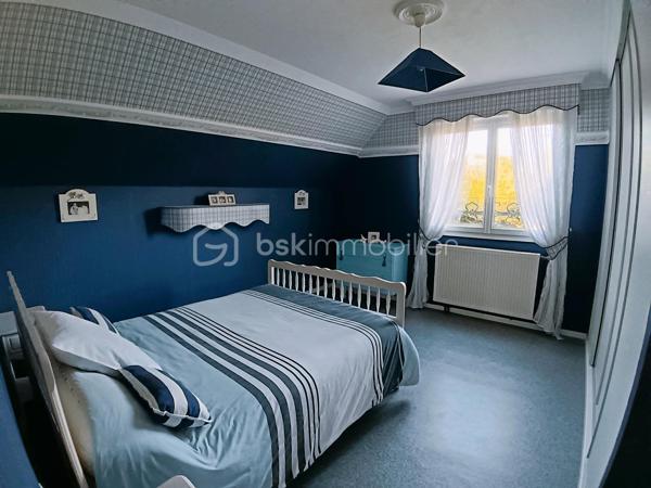Derrière son élégant portail en fer forgé, cette magnifique propriété de caractère vous offre un cadre de vie privilégié au cœur d'un terrain arboré de 8 539 m².

Édifiée avec de beaux matériaux, dont les pierres de Saint-Maximin, cette demeure d'environ 280 m² habitables séduit par ses volumes généreux, sa luminosité et la qualité de ses prestations.

Au rez-de-chaussée, vous découvrirez une vaste entrée, une cuisine chaleureuse agrémentée d'une superbe cheminée, deux salons, une chambre avec dressing, une grande salle de bains équipée d'une baignoire et d'une douche ainsi qu'un WC indépendant.

L'étage dessert quatre chambres, un WC indépendant ainsi qu'une pièce complémentaire disposant déjà des arrivées d'eau, offrant différentes possibilités d'aménagement.

Le sous-sol complet accueille un double garage, dont un emplacement adapté à un camping-car, un atelier, une cave à vin et de nombreux espaces de rangement. La propriété bénéficie également d'une centrale d'aspiration intégrée pour un confort quotidien appréciable.

À l'extérieur, les aménagements soignés, les arbres fruitiers, le hangar indépendant et les espaces de promenade autour de la propriété contribuent au charme unique des lieux. Les amoureux des animaux apprécieront également la niche réalisée dans les mêmes matériaux que la maison, reprenant les pierres de Saint-Maximin, les briques et la toiture de la demeure.

Une propriété rare où chaque détail a été pensé avec soin, idéale pour une famille à la recherche d'espace, de confort et d'un environnement exceptionnel. Grâce à ses volumes, sa configuration et son environnement privilégié, elle pourra également convenir à un projet de chambres d'hôtes ou d'accueil touristique.

Vous souhaitez découvrir tout le potentiel de cette propriété d'exception ?
Je me tiens à votre disposition pour tout renseignement complémentaire et l'organisation d'une visite.
Laurie Vasseur - 06 63 67 02 00
