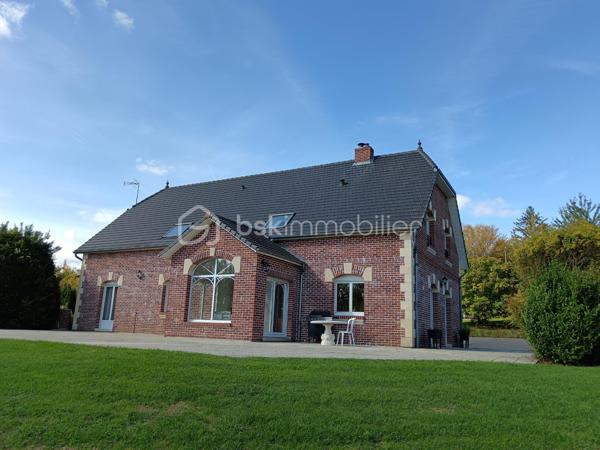 Derrière son élégant portail en fer forgé, cette magnifique propriété de caractère vous offre un cadre de vie privilégié au cœur d'un terrain arboré de 8 539 m².

Édifiée avec de beaux matériaux, dont les pierres de Saint-Maximin, cette demeure d'environ 280 m² habitables séduit par ses volumes généreux, sa luminosité et la qualité de ses prestations.

Au rez-de-chaussée, vous découvrirez une vaste entrée, une cuisine chaleureuse agrémentée d'une superbe cheminée, deux salons, une chambre avec dressing, une grande salle de bains équipée d'une baignoire et d'une douche ainsi qu'un WC indépendant.

L'étage dessert quatre chambres, un WC indépendant ainsi qu'une pièce complémentaire disposant déjà des arrivées d'eau, offrant différentes possibilités d'aménagement.

Le sous-sol complet accueille un double garage, dont un emplacement adapté à un camping-car, un atelier, une cave à vin et de nombreux espaces de rangement. La propriété bénéficie également d'une centrale d'aspiration intégrée pour un confort quotidien appréciable.

À l'extérieur, les aménagements soignés, les arbres fruitiers, le hangar indépendant et les espaces de promenade autour de la propriété contribuent au charme unique des lieux. Les amoureux des animaux apprécieront également la niche réalisée dans les mêmes matériaux que la maison, reprenant les pierres de Saint-Maximin, les briques et la toiture de la demeure.

Une propriété rare où chaque détail a été pensé avec soin, idéale pour une famille à la recherche d'espace, de confort et d'un environnement exceptionnel. Grâce à ses volumes, sa configuration et son environnement privilégié, elle pourra également convenir à un projet de chambres d'hôtes ou d'accueil touristique.

Vous souhaitez découvrir tout le potentiel de cette propriété d'exception ?
Je me tiens à votre disposition pour tout renseignement complémentaire et l'organisation d'une visite.
Laurie Vasseur - 06 63 67 02 00