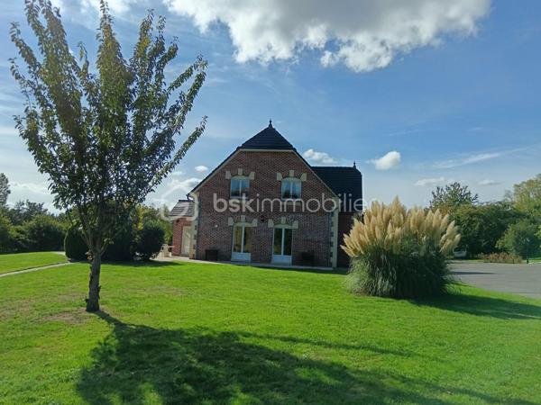 Derrière son élégant portail en fer forgé, cette magnifique propriété de caractère vous offre un cadre de vie privilégié au cœur d'un terrain arboré de 8 539 m².

Édifiée avec de beaux matériaux, dont les pierres de Saint-Maximin, cette demeure d'environ 280 m² habitables séduit par ses volumes généreux, sa luminosité et la qualité de ses prestations.

Au rez-de-chaussée, vous découvrirez une vaste entrée, une cuisine chaleureuse agrémentée d'une superbe cheminée, deux salons, une chambre avec dressing, une grande salle de bains équipée d'une baignoire et d'une douche ainsi qu'un WC indépendant.

L'étage dessert quatre chambres, un WC indépendant ainsi qu'une pièce complémentaire disposant déjà des arrivées d'eau, offrant différentes possibilités d'aménagement.

Le sous-sol complet accueille un double garage, dont un emplacement adapté à un camping-car, un atelier, une cave à vin et de nombreux espaces de rangement. La propriété bénéficie également d'une centrale d'aspiration intégrée pour un confort quotidien appréciable.

À l'extérieur, les aménagements soignés, les arbres fruitiers, le hangar indépendant et les espaces de promenade autour de la propriété contribuent au charme unique des lieux. Les amoureux des animaux apprécieront également la niche réalisée dans les mêmes matériaux que la maison, reprenant les pierres de Saint-Maximin, les briques et la toiture de la demeure.

Une propriété rare où chaque détail a été pensé avec soin, idéale pour une famille à la recherche d'espace, de confort et d'un environnement exceptionnel. Grâce à ses volumes, sa configuration et son environnement privilégié, elle pourra également convenir à un projet de chambres d'hôtes ou d'accueil touristique.

Vous souhaitez découvrir tout le potentiel de cette propriété d'exception ?
Je me tiens à votre disposition pour tout renseignement complémentaire et l'organisation d'une visite.
Laurie Vasseur - 06 63 67 02 00