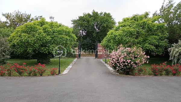 Derrière son élégant portail en fer forgé, cette magnifique propriété de caractère vous offre un cadre de vie privilégié au cœur d'un terrain arboré de 8 539 m².

Édifiée avec de beaux matériaux, dont les pierres de Saint-Maximin, cette demeure d'environ 280 m² habitables séduit par ses volumes généreux, sa luminosité et la qualité de ses prestations.

Au rez-de-chaussée, vous découvrirez une vaste entrée, une cuisine chaleureuse agrémentée d'une superbe cheminée, deux salons, une chambre avec dressing, une grande salle de bains équipée d'une baignoire et d'une douche ainsi qu'un WC indépendant.

L'étage dessert quatre chambres, un WC indépendant ainsi qu'une pièce complémentaire disposant déjà des arrivées d'eau, offrant différentes possibilités d'aménagement.

Le sous-sol complet accueille un double garage, dont un emplacement adapté à un camping-car, un atelier, une cave à vin et de nombreux espaces de rangement. La propriété bénéficie également d'une centrale d'aspiration intégrée pour un confort quotidien appréciable.

À l'extérieur, les aménagements soignés, les arbres fruitiers, le hangar indépendant et les espaces de promenade autour de la propriété contribuent au charme unique des lieux. Les amoureux des animaux apprécieront également la niche réalisée dans les mêmes matériaux que la maison, reprenant les pierres de Saint-Maximin, les briques et la toiture de la demeure.

Une propriété rare où chaque détail a été pensé avec soin, idéale pour une famille à la recherche d'espace, de confort et d'un environnement exceptionnel. Grâce à ses volumes, sa configuration et son environnement privilégié, elle pourra également convenir à un projet de chambres d'hôtes ou d'accueil touristique.

Vous souhaitez découvrir tout le potentiel de cette propriété d'exception ?
Je me tiens à votre disposition pour tout renseignement complémentaire et l'organisation d'une visite.
Laurie Vasseur - 06 63 67 02 00