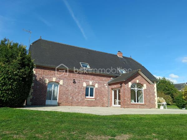 Derrière son élégant portail en fer forgé, cette magnifique propriété de caractère vous offre un cadre de vie privilégié au cœur d'un terrain arboré de 8 539 m².

Édifiée avec de beaux matériaux, dont les pierres de Saint-Maximin, cette demeure d'environ 280 m² habitables séduit par ses volumes généreux, sa luminosité et la qualité de ses prestations.

Au rez-de-chaussée, vous découvrirez une vaste entrée, une cuisine chaleureuse agrémentée d'une superbe cheminée, deux salons, une chambre avec dressing, une grande salle de bains équipée d'une baignoire et d'une douche ainsi qu'un WC indépendant.

L'étage dessert quatre chambres, un WC indépendant ainsi qu'une pièce complémentaire disposant déjà des arrivées d'eau, offrant différentes possibilités d'aménagement.

Le sous-sol complet accueille un double garage, dont un emplacement adapté à un camping-car, un atelier, une cave à vin et de nombreux espaces de rangement. La propriété bénéficie également d'une centrale d'aspiration intégrée pour un confort quotidien appréciable.

À l'extérieur, les aménagements soignés, les arbres fruitiers, le hangar indépendant et les espaces de promenade autour de la propriété contribuent au charme unique des lieux. Les amoureux des animaux apprécieront également la niche réalisée dans les mêmes matériaux que la maison, reprenant les pierres de Saint-Maximin, les briques et la toiture de la demeure.

Une propriété rare où chaque détail a été pensé avec soin, idéale pour une famille à la recherche d'espace, de confort et d'un environnement exceptionnel. Grâce à ses volumes, sa configuration et son environnement privilégié, elle pourra également convenir à un projet de chambres d'hôtes ou d'accueil touristique.

Vous souhaitez découvrir tout le potentiel de cette propriété d'exception ?
Je me tiens à votre disposition pour tout renseignement complémentaire et l'organisation d'une visite.
Laurie Vasseur - 06 63 67 02 00