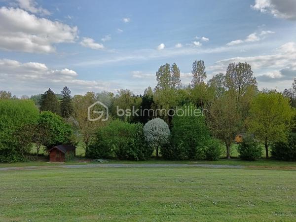 Derrière son élégant portail en fer forgé, cette magnifique propriété de caractère vous offre un cadre de vie privilégié au cœur d'un terrain arboré de 8 539 m².

Édifiée avec de beaux matériaux, dont les pierres de Saint-Maximin, cette demeure d'environ 280 m² habitables séduit par ses volumes généreux, sa luminosité et la qualité de ses prestations.

Au rez-de-chaussée, vous découvrirez une vaste entrée, une cuisine chaleureuse agrémentée d'une superbe cheminée, deux salons, une chambre avec dressing, une grande salle de bains équipée d'une baignoire et d'une douche ainsi qu'un WC indépendant.

L'étage dessert quatre chambres, un WC indépendant ainsi qu'une pièce complémentaire disposant déjà des arrivées d'eau, offrant différentes possibilités d'aménagement.

Le sous-sol complet accueille un double garage, dont un emplacement adapté à un camping-car, un atelier, une cave à vin et de nombreux espaces de rangement. La propriété bénéficie également d'une centrale d'aspiration intégrée pour un confort quotidien appréciable.

À l'extérieur, les aménagements soignés, les arbres fruitiers, le hangar indépendant et les espaces de promenade autour de la propriété contribuent au charme unique des lieux. Les amoureux des animaux apprécieront également la niche réalisée dans les mêmes matériaux que la maison, reprenant les pierres de Saint-Maximin, les briques et la toiture de la demeure.

Une propriété rare où chaque détail a été pensé avec soin, idéale pour une famille à la recherche d'espace, de confort et d'un environnement exceptionnel. Grâce à ses volumes, sa configuration et son environnement privilégié, elle pourra également convenir à un projet de chambres d'hôtes ou d'accueil touristique.

Vous souhaitez découvrir tout le potentiel de cette propriété d'exception ?
Je me tiens à votre disposition pour tout renseignement complémentaire et l'organisation d'une visite.
Laurie Vasseur - 06 63 67 02 00