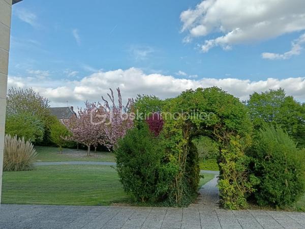 Derrière son élégant portail en fer forgé, cette magnifique propriété de caractère vous offre un cadre de vie privilégié au cœur d'un terrain arboré de 8 539 m².

Édifiée avec de beaux matériaux, dont les pierres de Saint-Maximin, cette demeure d'environ 280 m² habitables séduit par ses volumes généreux, sa luminosité et la qualité de ses prestations.

Au rez-de-chaussée, vous découvrirez une vaste entrée, une cuisine chaleureuse agrémentée d'une superbe cheminée, deux salons, une chambre avec dressing, une grande salle de bains équipée d'une baignoire et d'une douche ainsi qu'un WC indépendant.

L'étage dessert quatre chambres, un WC indépendant ainsi qu'une pièce complémentaire disposant déjà des arrivées d'eau, offrant différentes possibilités d'aménagement.

Le sous-sol complet accueille un double garage, dont un emplacement adapté à un camping-car, un atelier, une cave à vin et de nombreux espaces de rangement. La propriété bénéficie également d'une centrale d'aspiration intégrée pour un confort quotidien appréciable.

À l'extérieur, les aménagements soignés, les arbres fruitiers, le hangar indépendant et les espaces de promenade autour de la propriété contribuent au charme unique des lieux. Les amoureux des animaux apprécieront également la niche réalisée dans les mêmes matériaux que la maison, reprenant les pierres de Saint-Maximin, les briques et la toiture de la demeure.

Une propriété rare où chaque détail a été pensé avec soin, idéale pour une famille à la recherche d'espace, de confort et d'un environnement exceptionnel. Grâce à ses volumes, sa configuration et son environnement privilégié, elle pourra également convenir à un projet de chambres d'hôtes ou d'accueil touristique.

Vous souhaitez découvrir tout le potentiel de cette propriété d'exception ?
Je me tiens à votre disposition pour tout renseignement complémentaire et l'organisation d'une visite.
Laurie Vasseur - 06 63 67 02 00