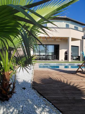 VILLA INDIVIDUELLE 142 M² HAB + GARAGE SUR 300 M TERRAIN AVEC PISCINE