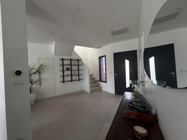 VILLA INDIVIDUELLE 142 M² HAB + GARAGE SUR 300 M TERRAIN AVEC PISCINE