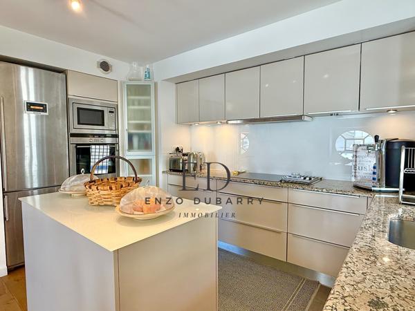Appartement
         4 pièces
        - 110 m² Bien prestige