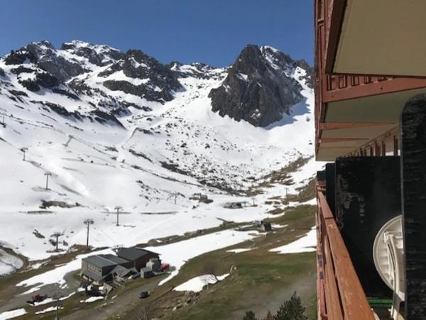 A la MONGIE Studio face aux pistes dans résidence TOURMALET avec balcon.